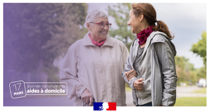 17 mars Journée nationale des aides à domciile. Une personne âgée est avec une aide à domicile.