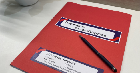 Pochette avec Mention "Documents en cas d'urgence". Numéros d'urgence : 15 SAMU, 17 Police, 18 Pompier, 112 urgences européenne, 114 urgences pour les personnes sourdes et malentendantes